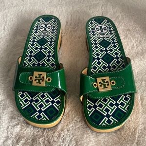 New Tory Burch green patent leather Dixon clog slides with gold tone hardware.